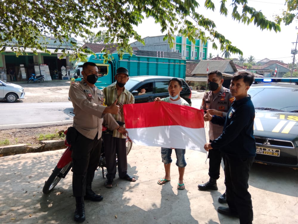 Sambut HUT Ke-77 RI, Pemkab & Polres Pringsewu Bagikan Sang Dwiwarna