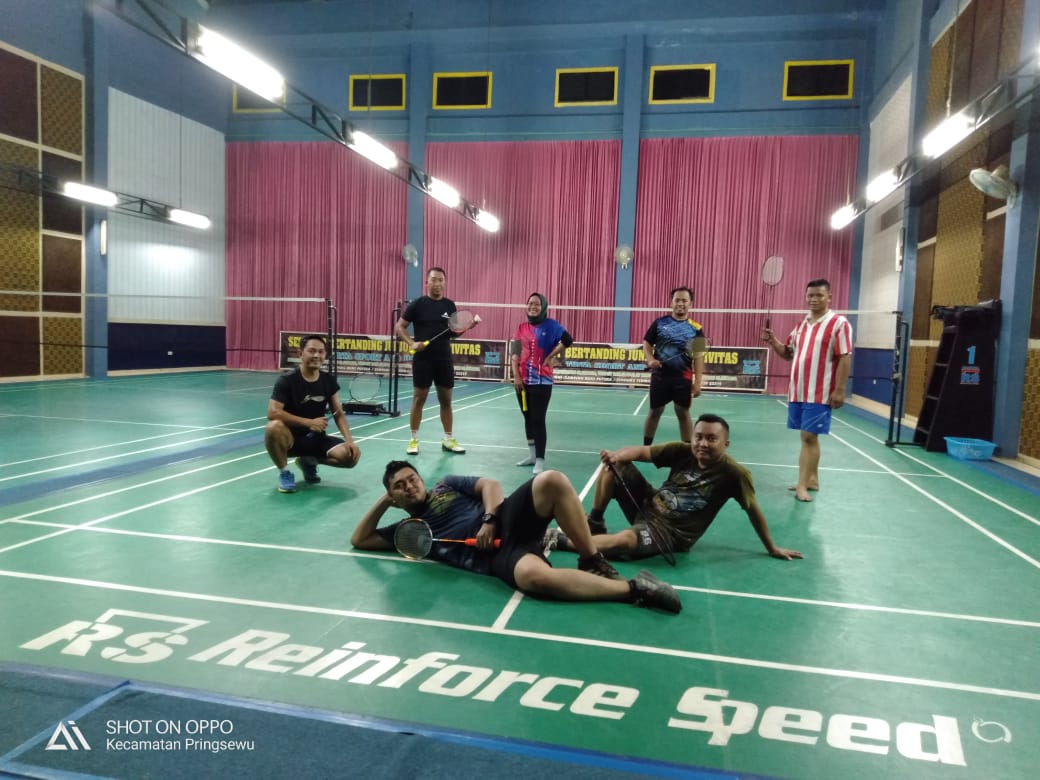 Isi Libur Imlek, DokPim & KomPim Protokol Pringsewu Gelar Badminton Bersama