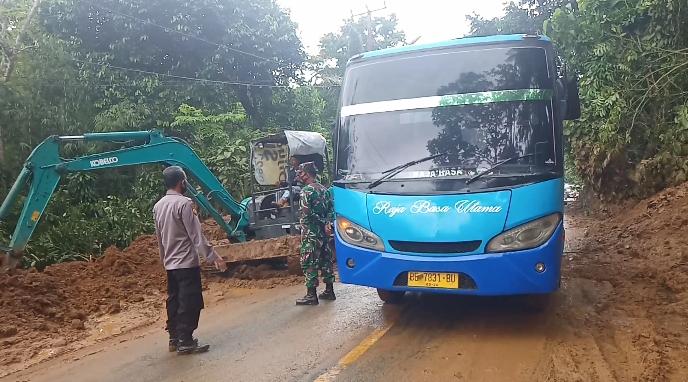 Jalinbar Batu Kramat Dibuka, Polres Tanggamus Himbau Pengguna Jalan Berhati-Hati.