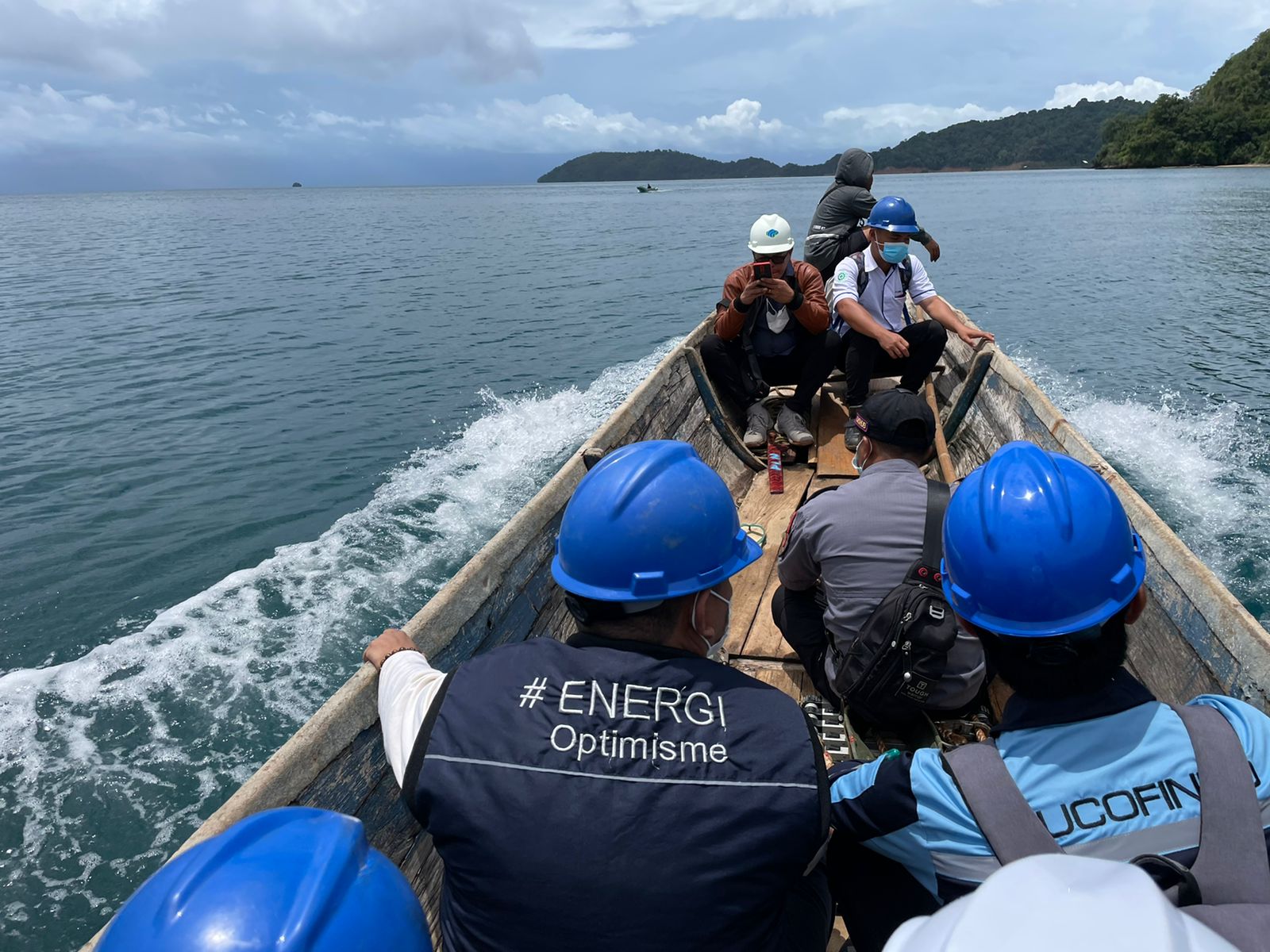 Menerjang Ombak Demi Melistriki Kepulauan Masaloka Raya