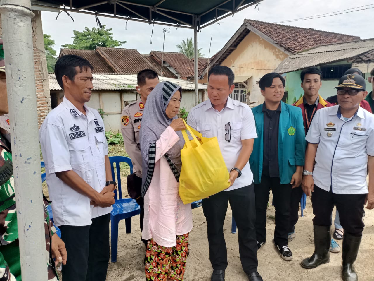 Polda Lampung Beri Bantuan Warga Korban Banjir di Pesawaran