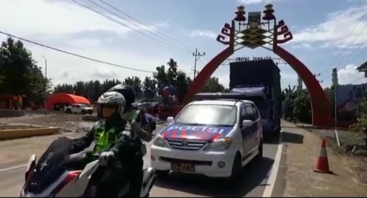 Sat Lantas Polres Tanggamus dan TNI Kawal Mobil Logistik.