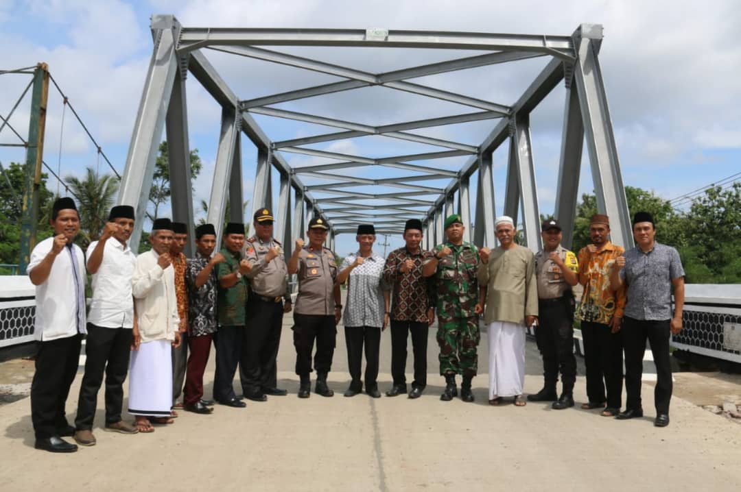 Warga Tanjunganom Tasyakuran Jembatan Way Tebu II