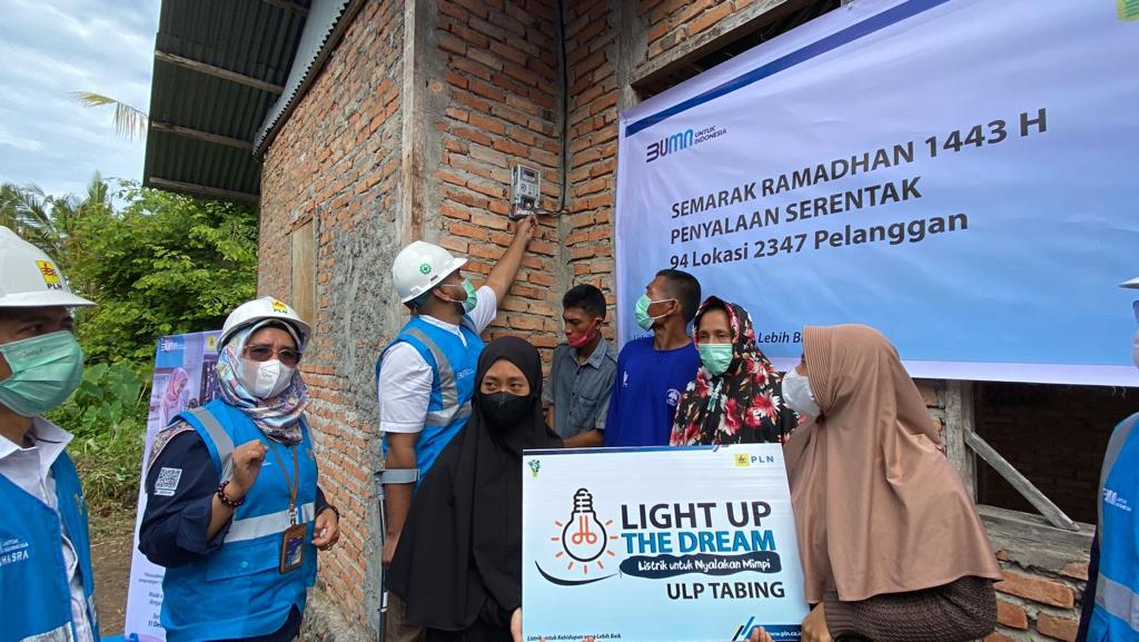 Light Up The Dream: Donasi Pegawai PLN Hadirkan Listrik Bagi 2.415 Keluarga.