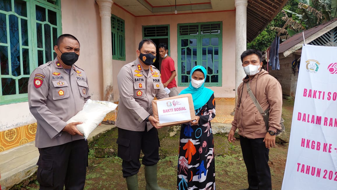 Polres Tanggamus Gelar Vaksinasi Keliling dan Bagikan Bansos di Pekon Kampung Baru