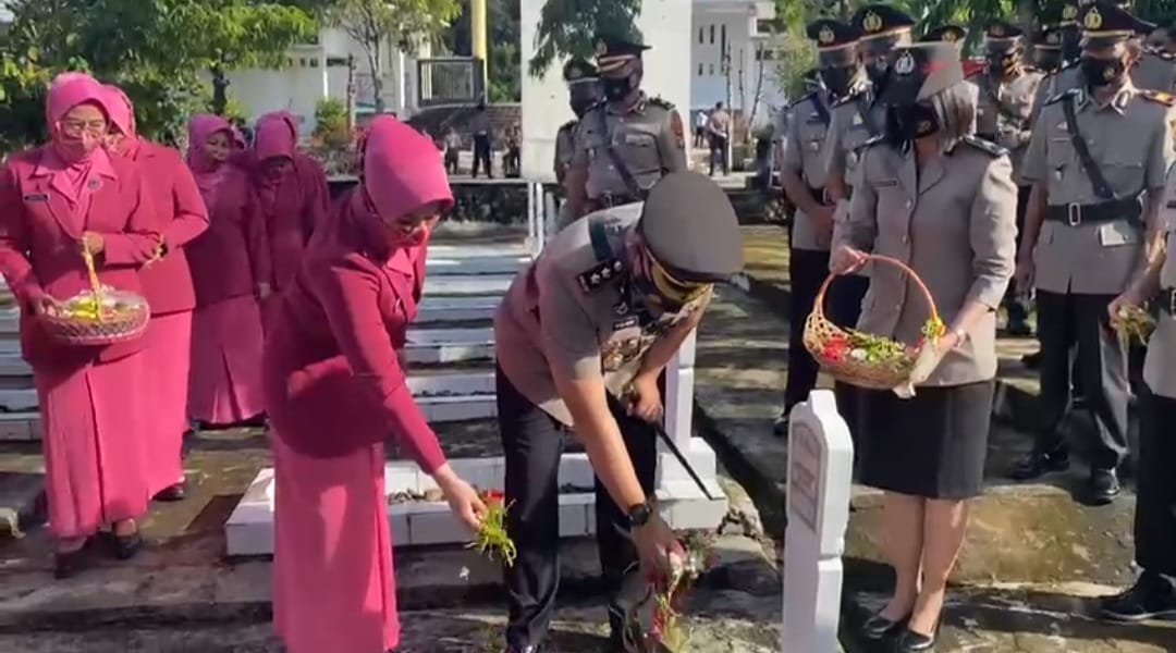 Polres Tanggamus Ziarah dan Tabur Bunga di Makam Pahlawan