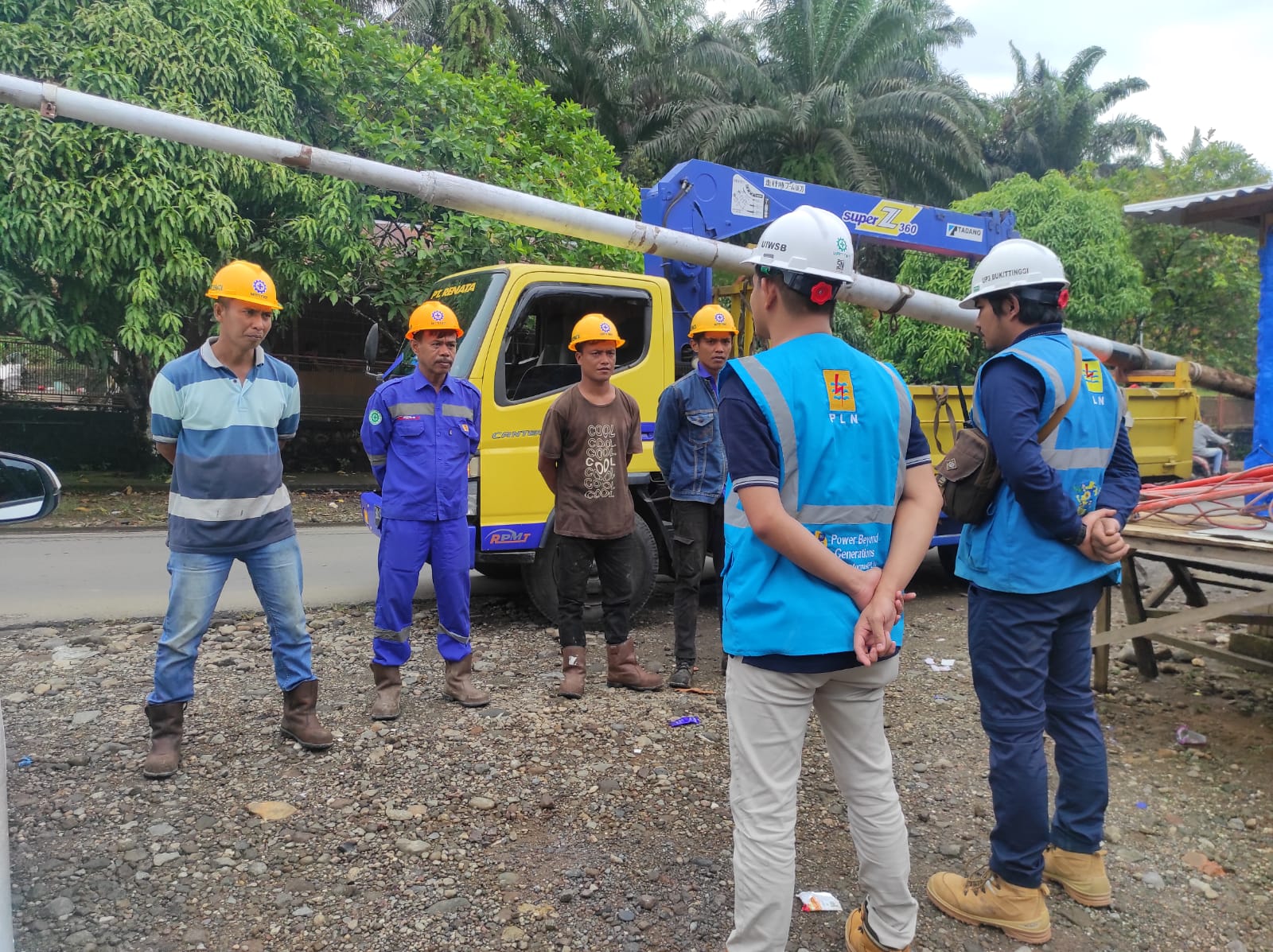 Sehari Usai Gempa Sumbar, 100 Persen Listrik Pasaman Barat Kembali Normal.