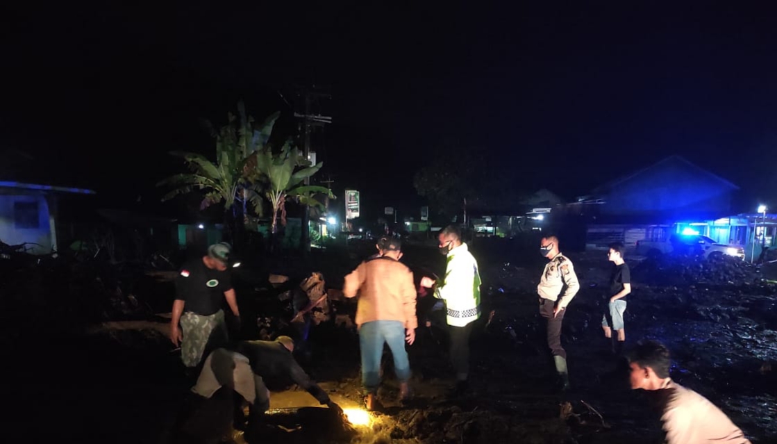 Jalinbar Semaka Tertutup Longsor, Pengguna Jalan Dihimbau Masuk Kantong Parkir.