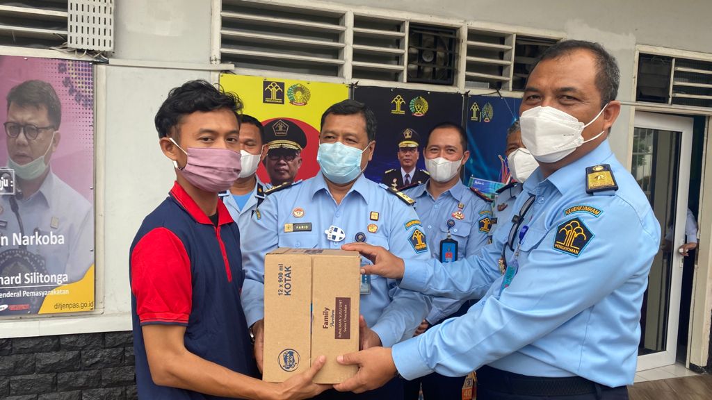 Wujud Empati, Kadivpas Lampung Beri Bantuan WBP Terdampak Kebakaran Lapas  Tangerang.