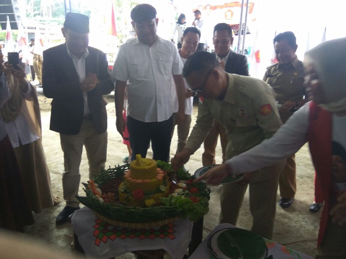 Peringati Hut Partai Gerindra, Bupati Tubabar Terima Potongan Tumpeng