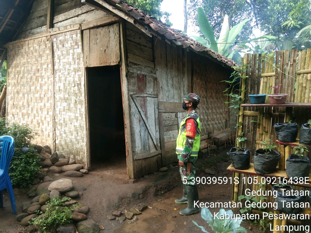 Anggota Koramil 421-02 Gedongtataan Gotongroyong Kegiatan Bedah Rumah.