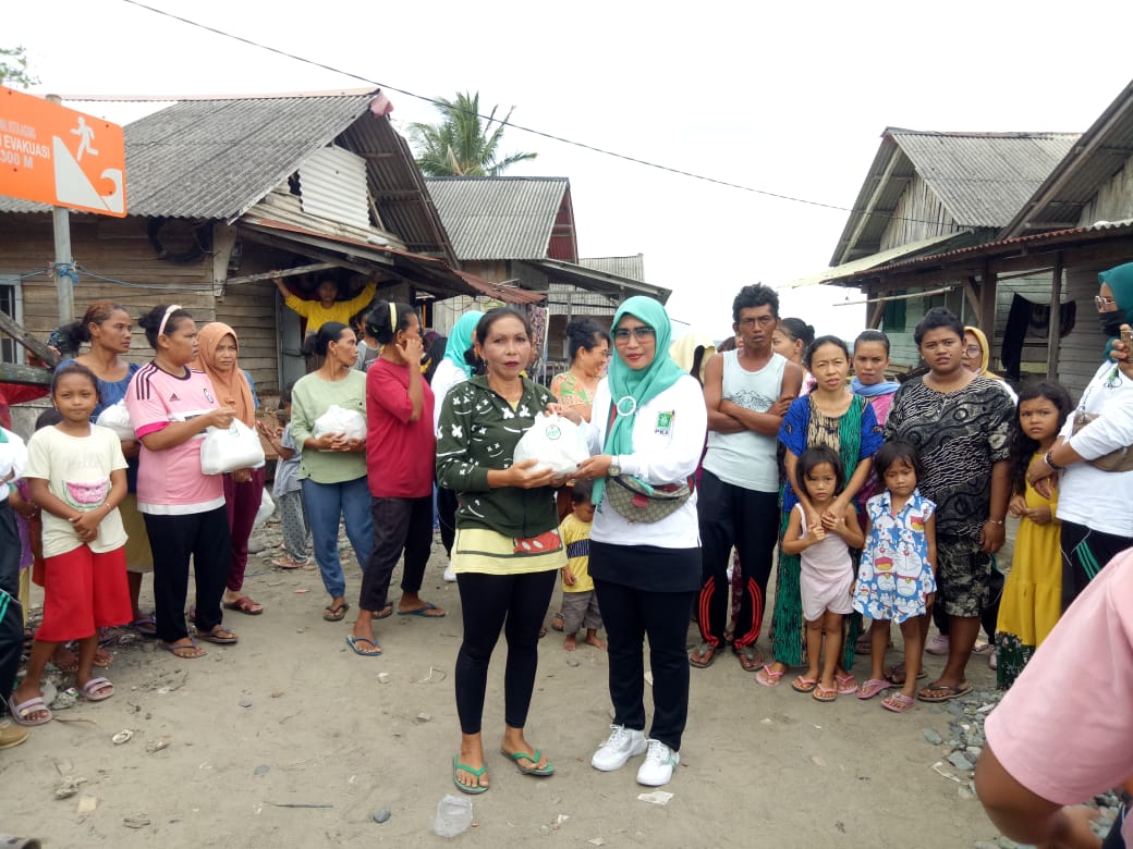 Ibu-Ibu Senam Ceria PKB Kota Agung Bantu Warga Korban Banjir Rob