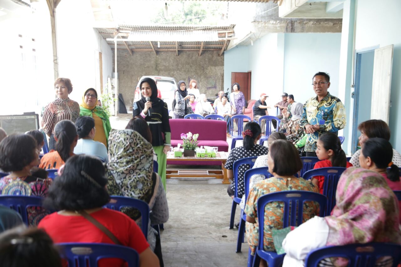 Ketua TP.PKK Pesawaran Sambangi Warga Tionghoa Gedong Tataan