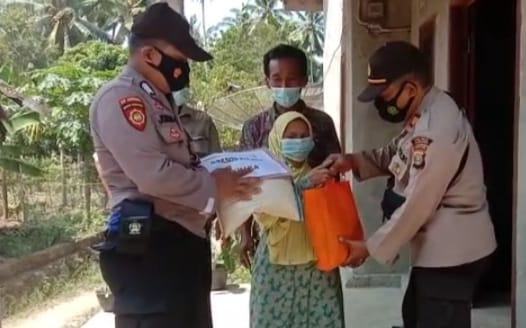 Polsek Semaka Beri Bantuan Sembako Warga Pekon Karangrejo