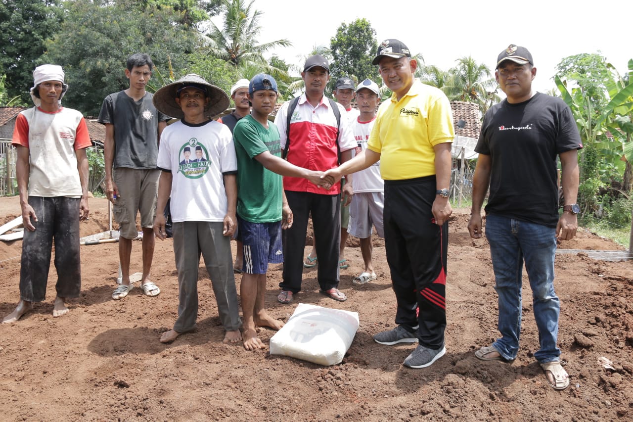 Wabup Pringsewu Serahkan Bantuan Kepada Penyandang Tunanetra