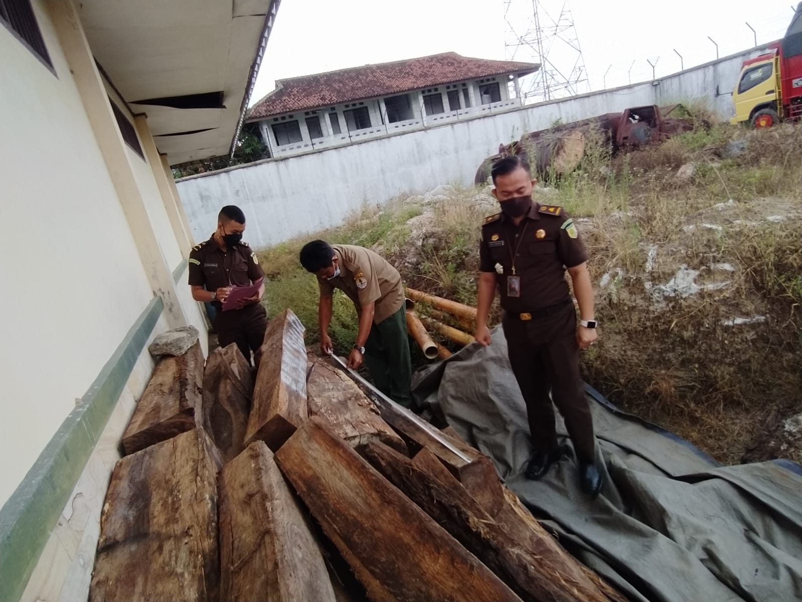 Kejari Pringsewu dan Tim KLH Provinsi Lampung Cek Barang Bukti di Rupbasan Bandar Lampung.