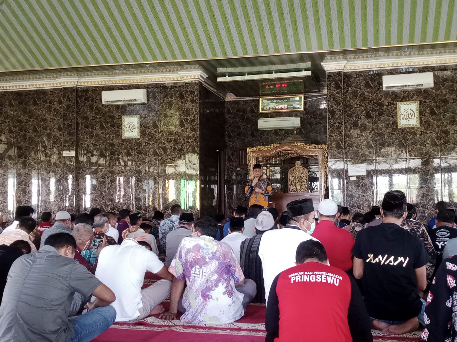 Pj Bupati Silaturahmi Dengan Jamaah Masjid Darussalam Komplek Pemda Pringsewu