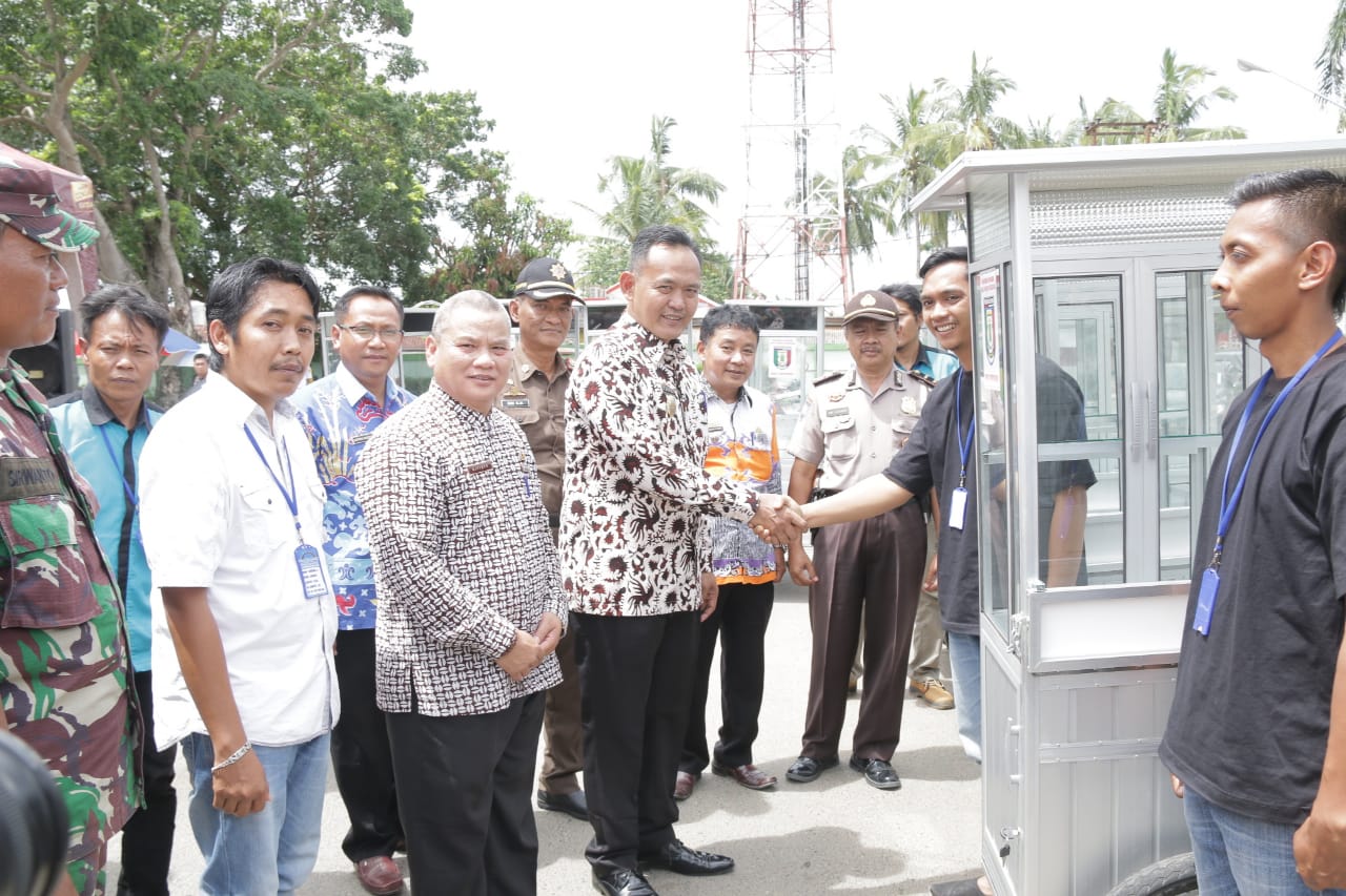 PKL Pendopo Kabupaten Pringsewu Dibantu Gerobak Dagangan