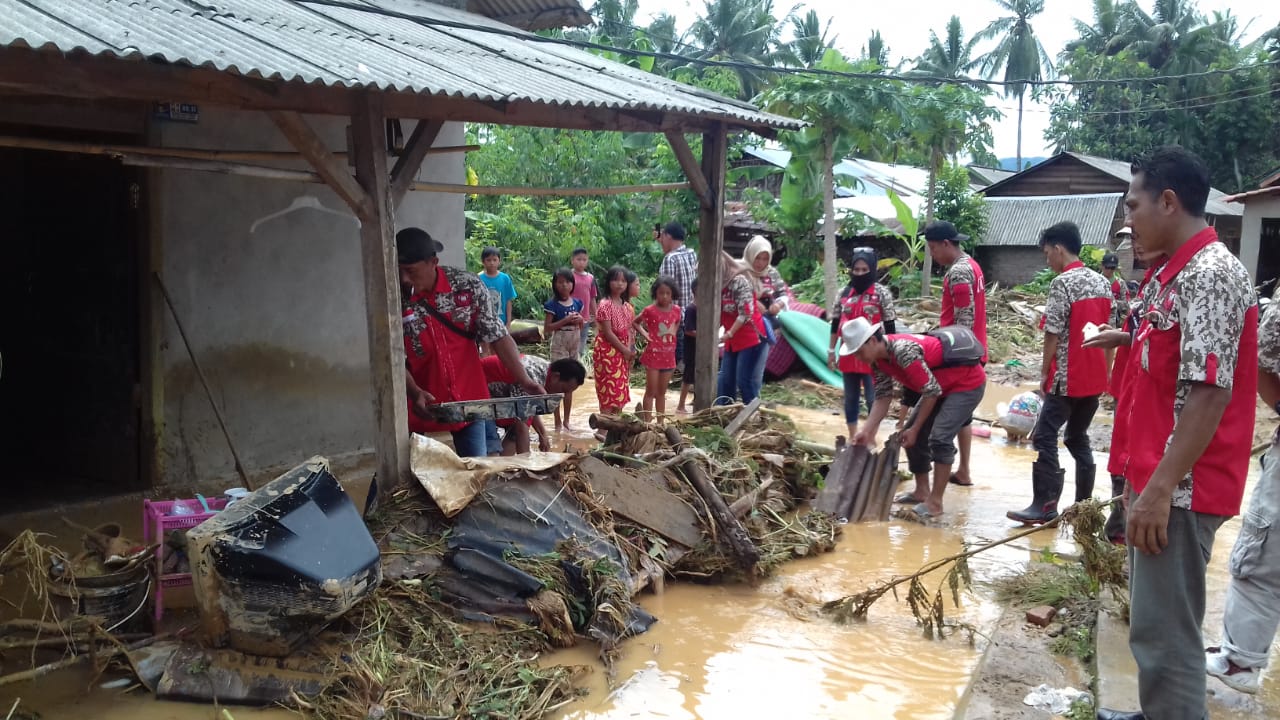 GML Tanggamus Bantu Warga Korban Banjir dan Longsor di Semaka