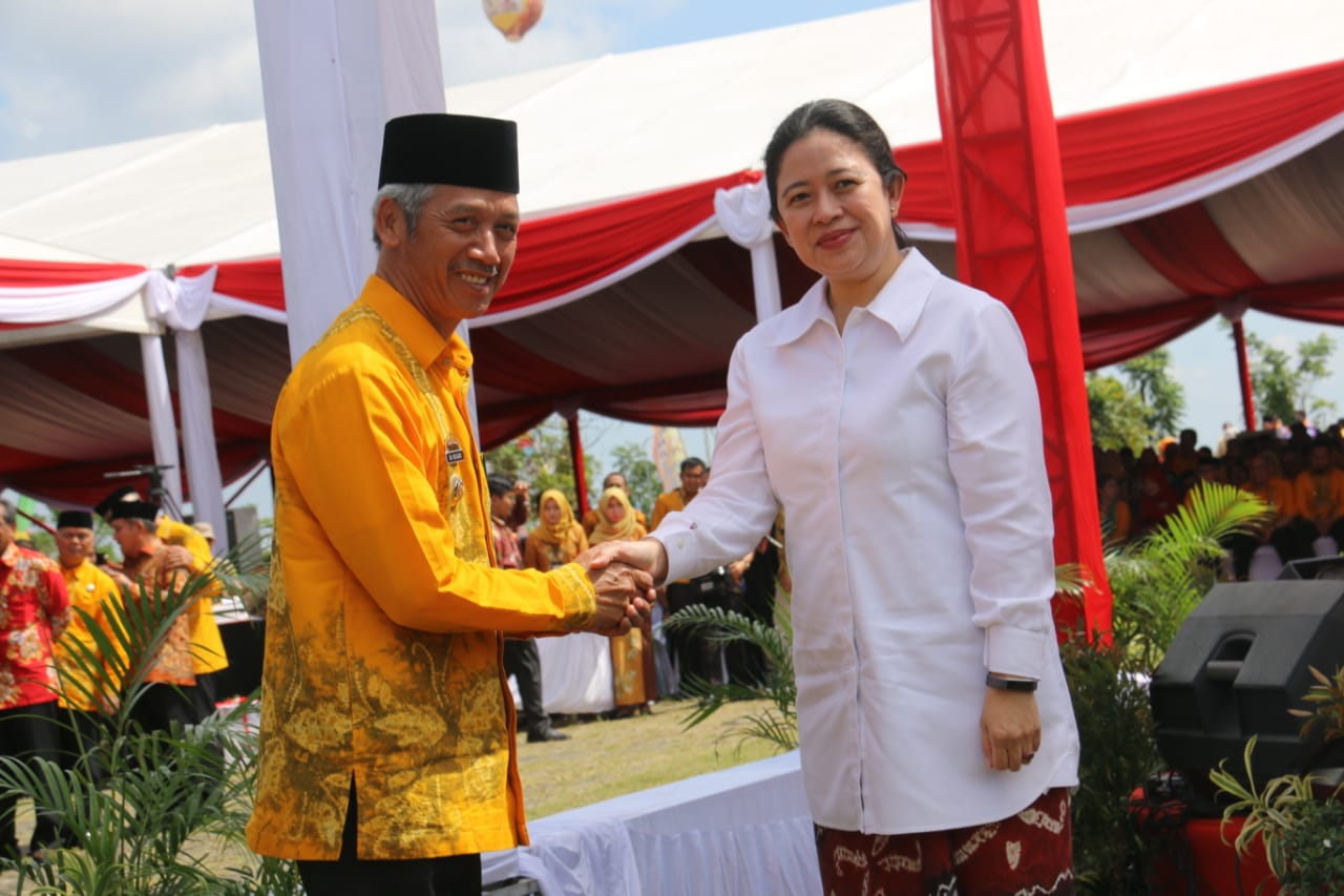 BUPATI PRINGSEWU TERIMA PENGHARGAAN SATYALANCANA PEMBANGUNAN DARI PRESIDEN RI