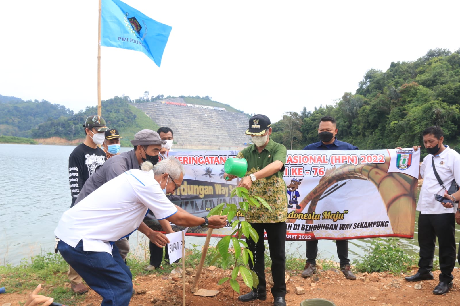 PWI Pringsewu Tabur Benih Ikan & Tanam Pohon Penghijauan di Way Sekampung