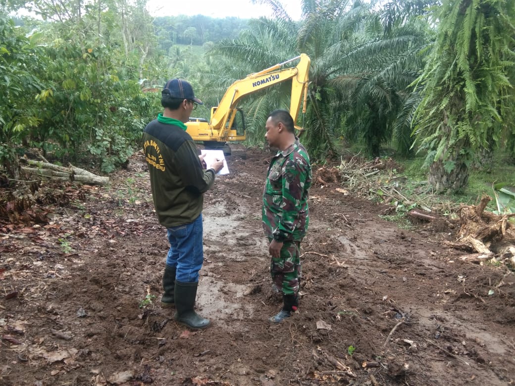 Pra TMMD, Dinas PU Pringsewu Bersama TNI Buka Badan Jalan.