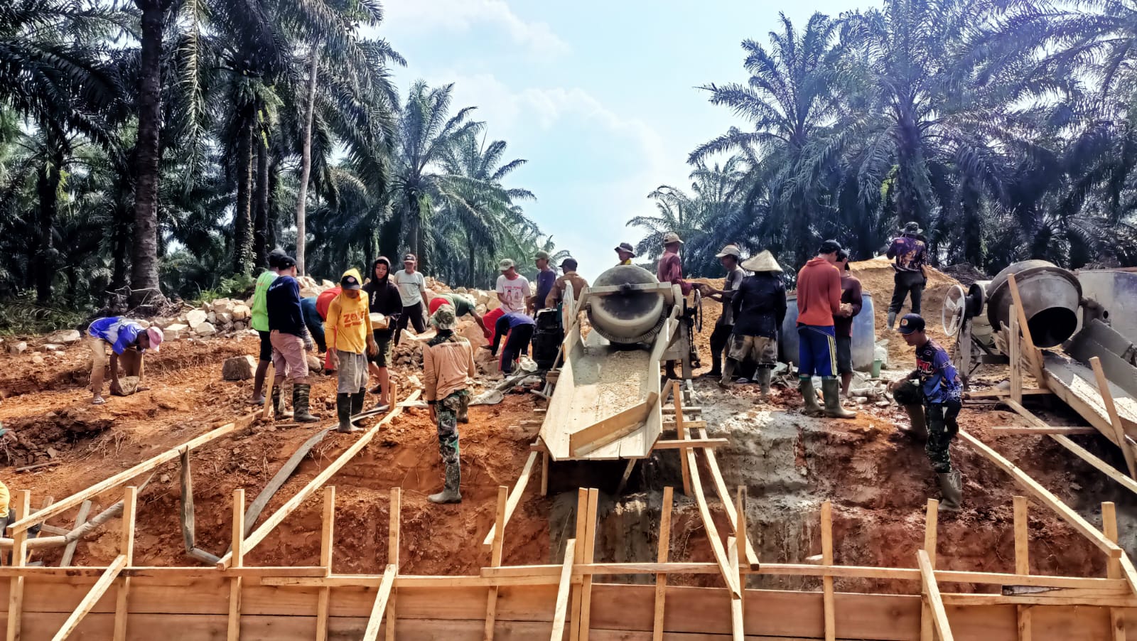 Satgas TMMD Bangun Plat Duiker Jalan Penghubung TPU dan Perkebunan