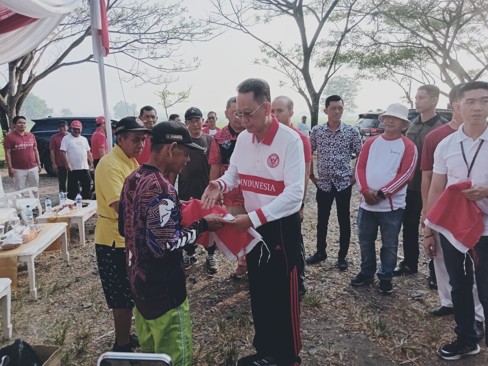 Pj. Bupati Pringsewu Bagikan Bendera Kepada Warga