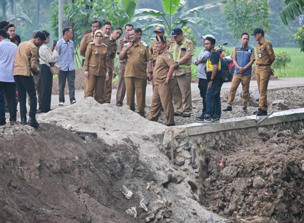 Tinjau Perbaikan Jalan Penghubung, Bupati Nanda: Target rampung Oktober 2025