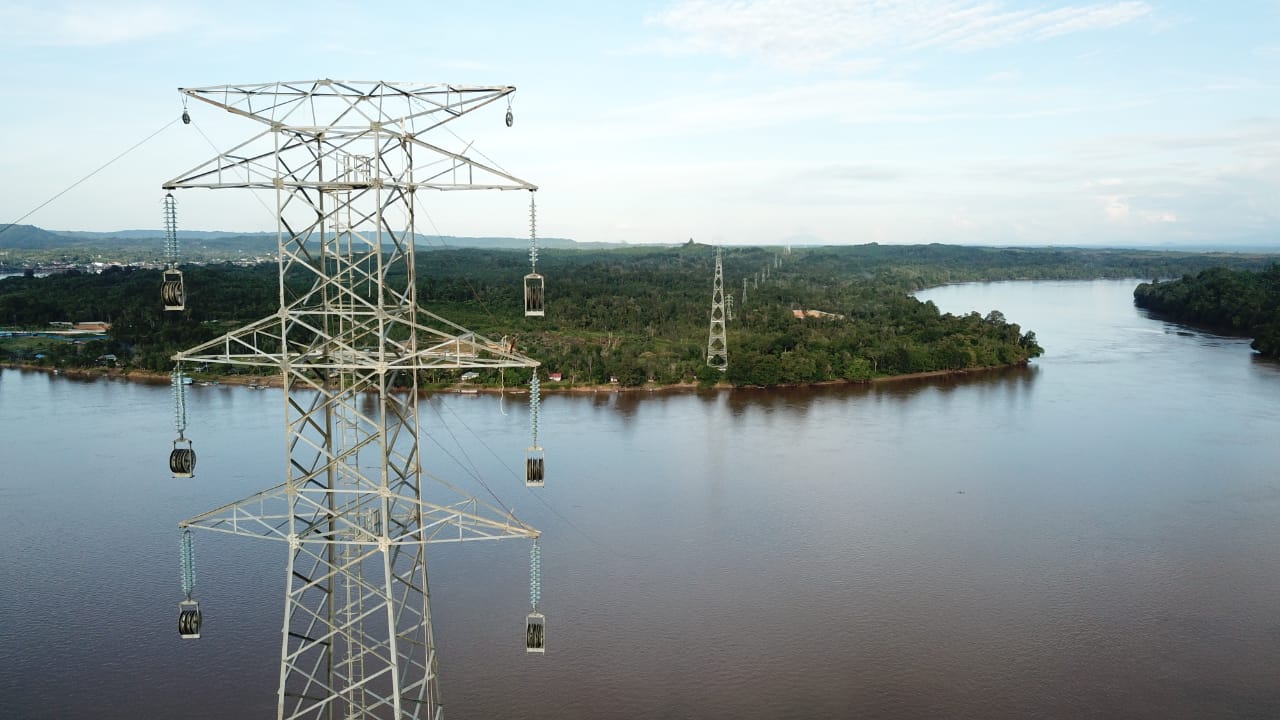 Tertinggi di Kalbar, PLN Bangun Tower Setinggi 123 Meter Lintasi Sungai Kapuas.