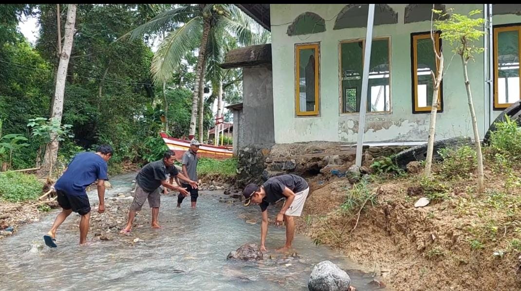 Pondasi Nyaris Jebol Terkena Banjir, Masjid Pekon Teluk Brak Butuh Perhatian