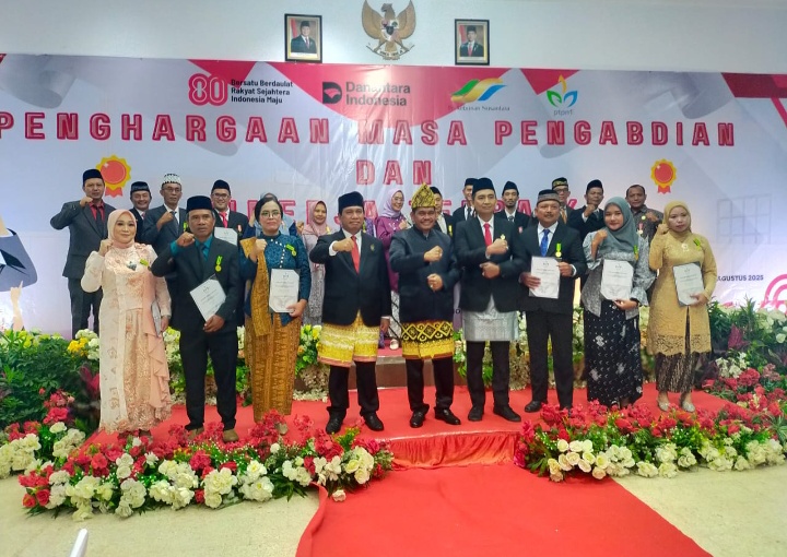 PTPN I Reg.7 Beri Penghargaan Masa Pengabdian Karyawan