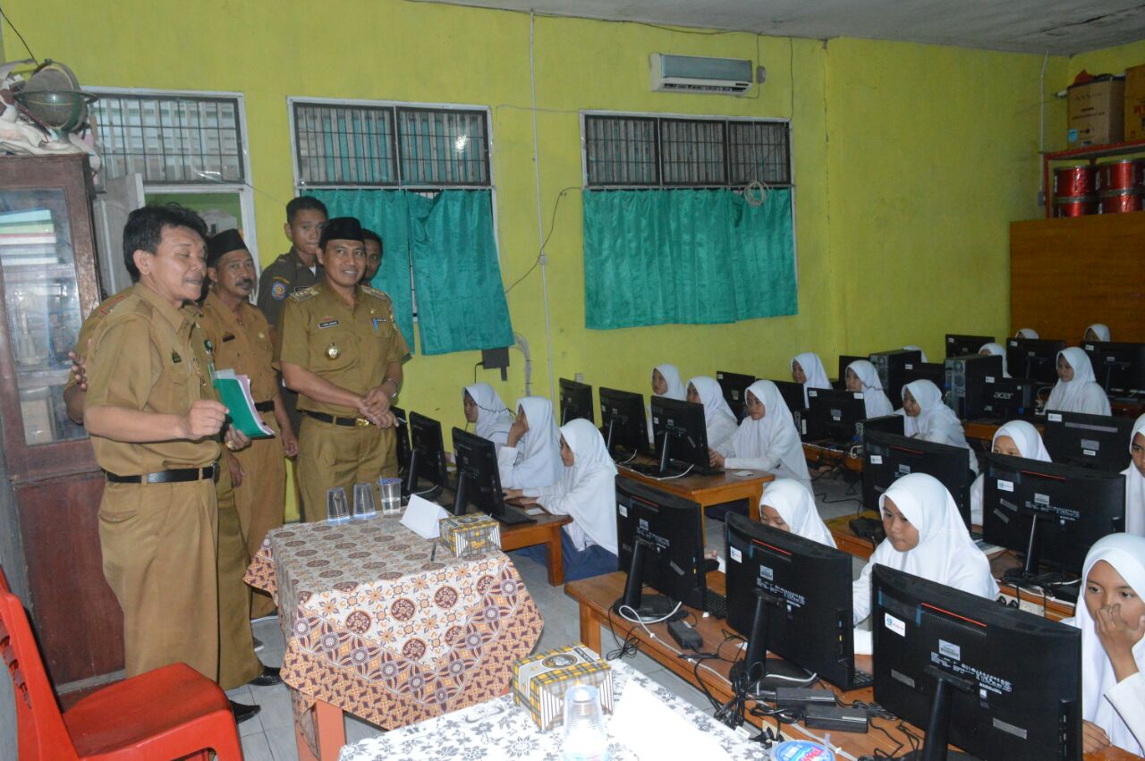 Pj. Bupati Tanggamus Tinjau Hari Pertama Pelaksanaan UNBK SMP