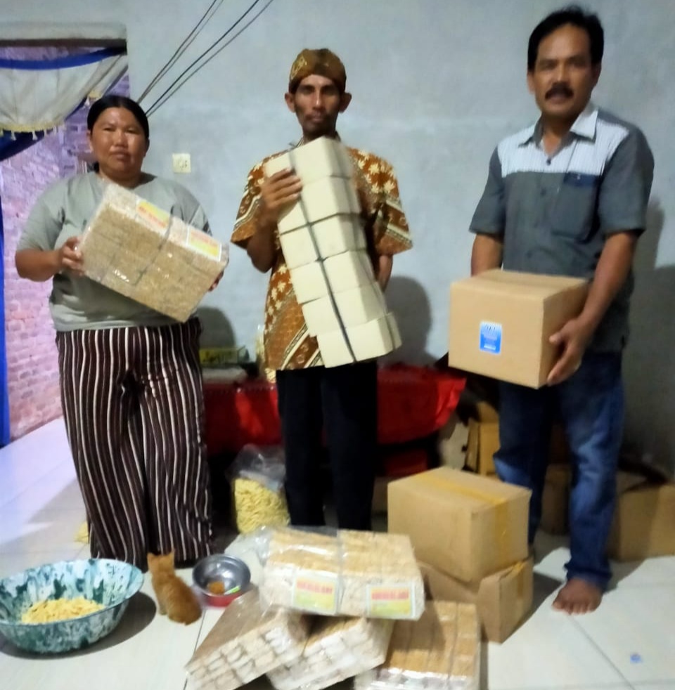 Berbagi Kebaikan. Poniyah Penjual Sayur Keliling Bagikan Bingkisan Lebaran ke Warga