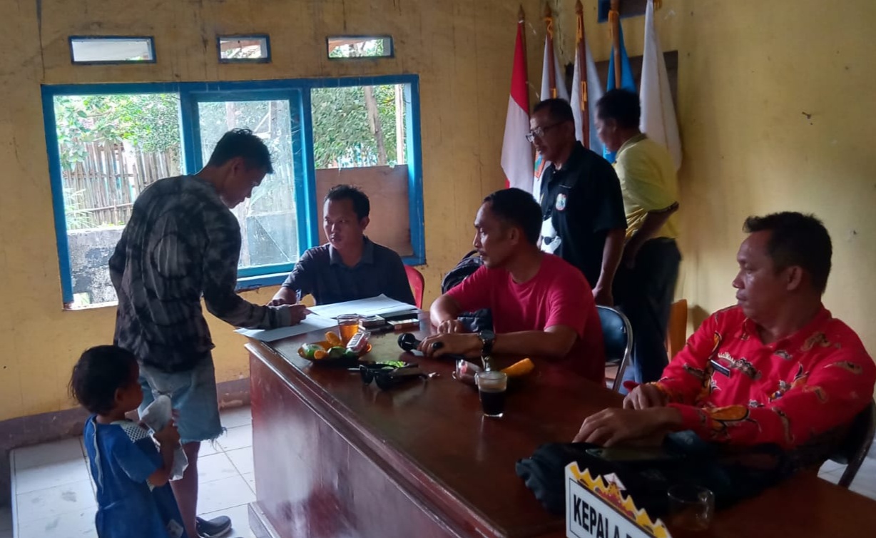 Desa Karang Sari Jati Agung Bagikan BLT DD