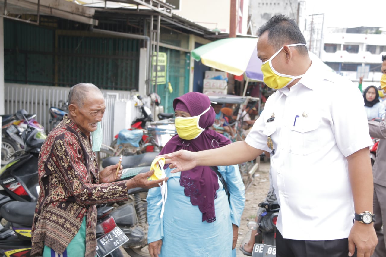 Wabup Pringsewu Serahkan Bantuan & Bagikan Masker