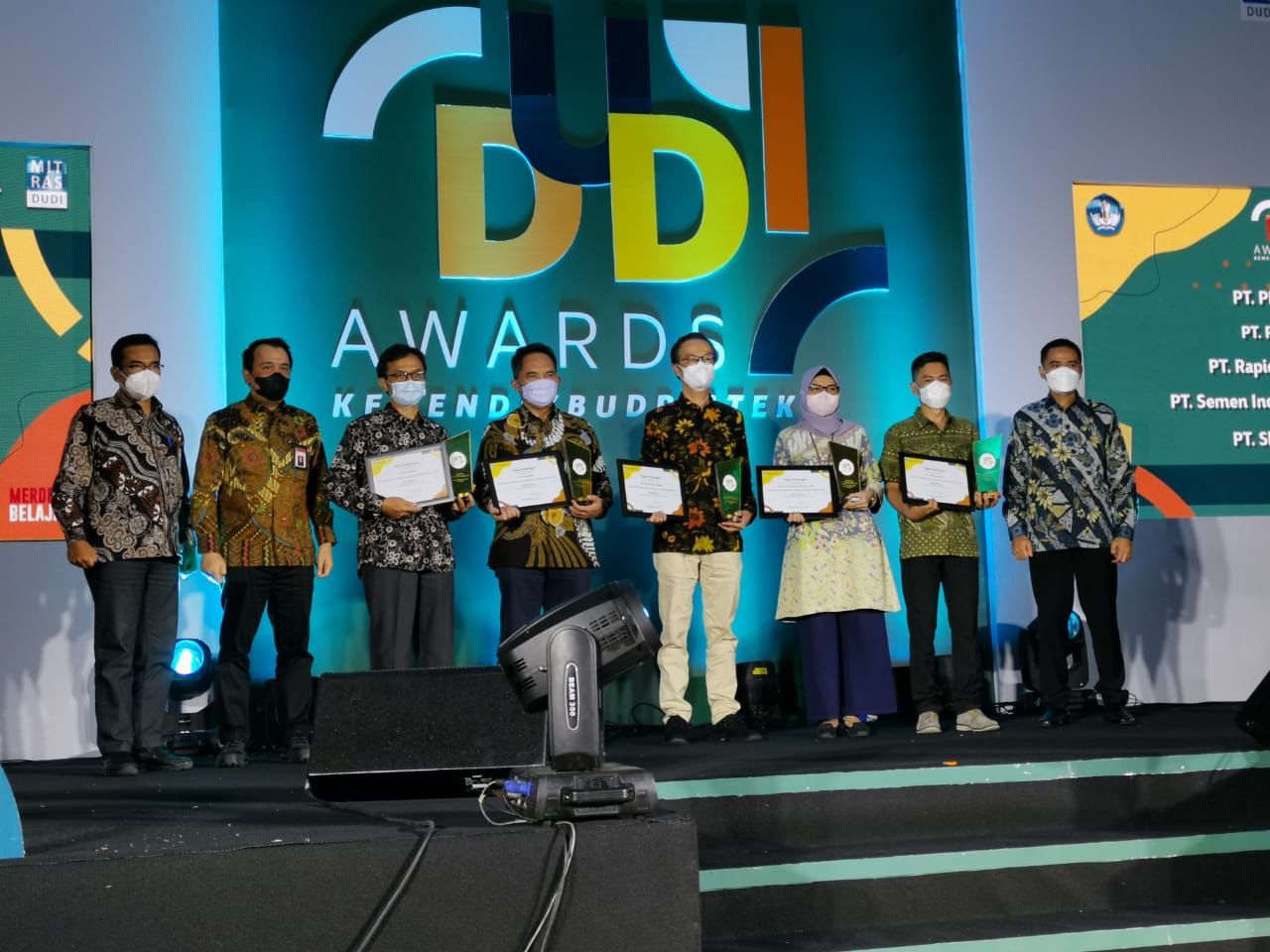 Konsisten Bangun Kemitraan Melalui Program Vokasi, PLN Raih DUDI Awards 2021 dari Kemendikbudristek.