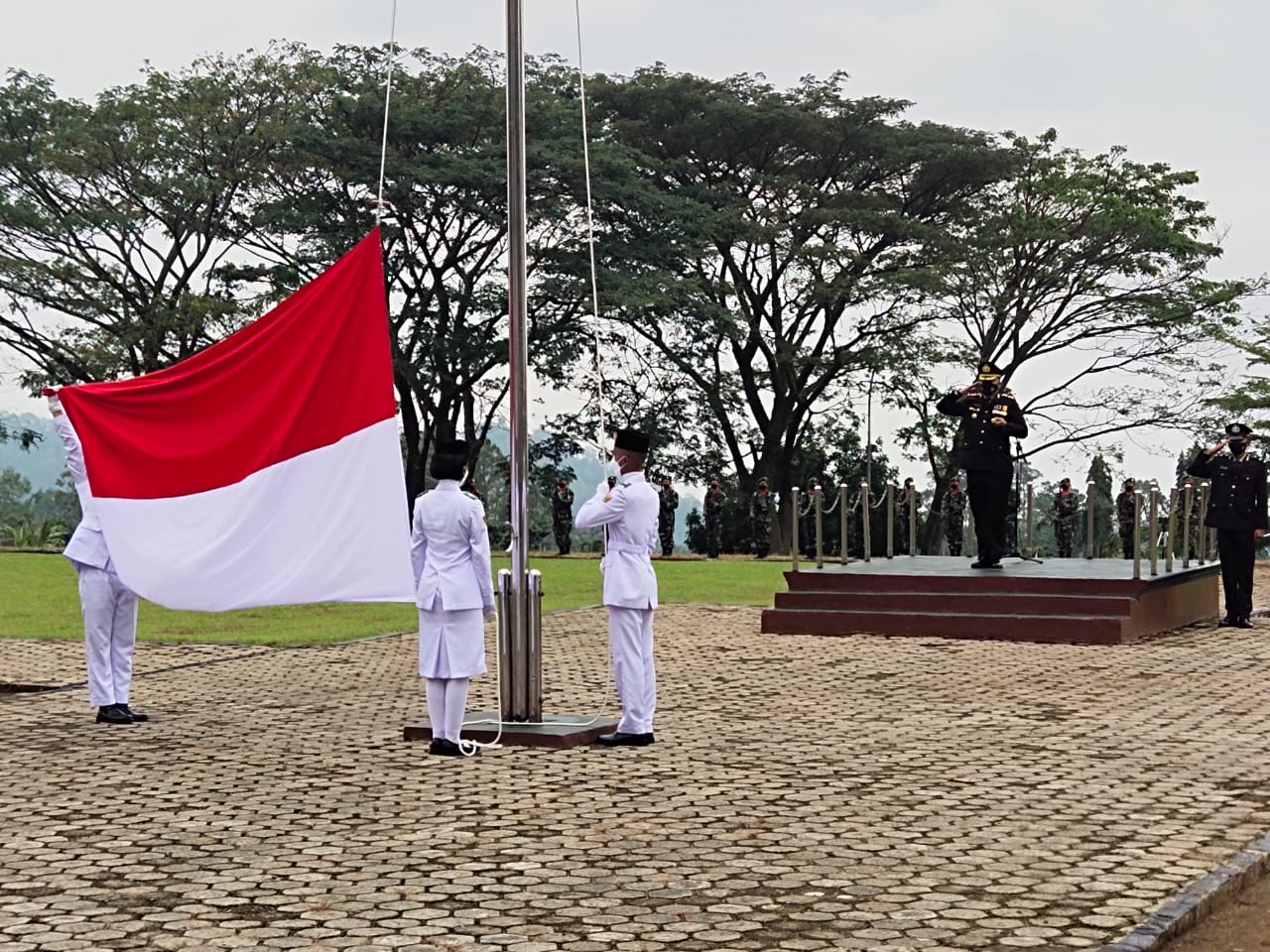 Kapolres Tanggamus Pimpin Upacara Penurunan Bendera HUT RI Ke.76