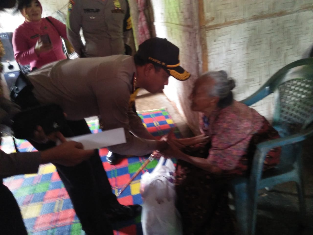 Peringati Hari Bhayangkari, Polres Pesawaran Beri Bantuan Lansia