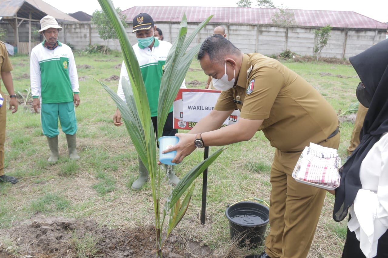 Wabup Resmikan Kebun SMPN 5 Pringsewu