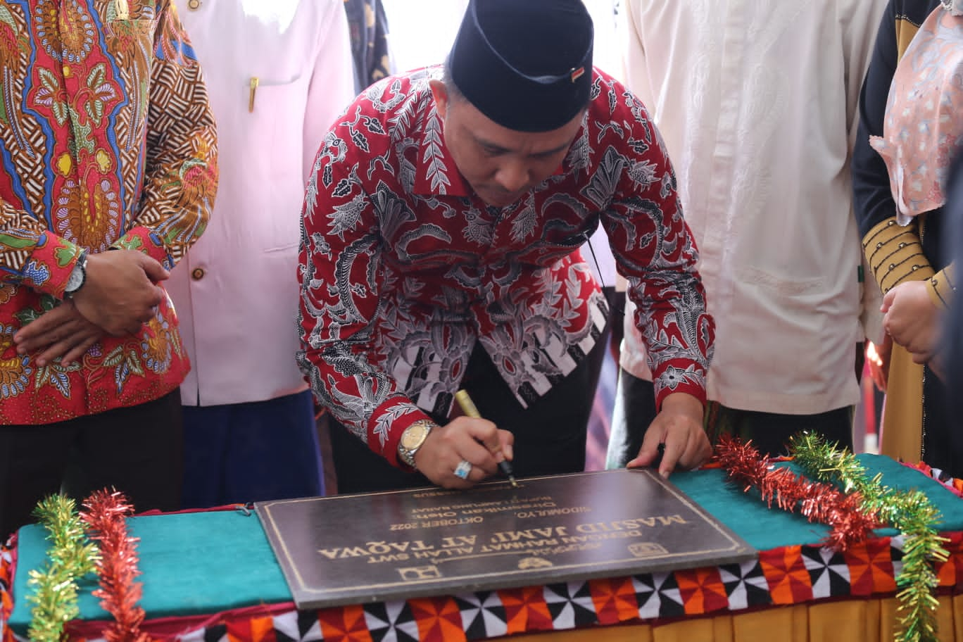 Bupati Lambar Resmikan Masjid dan Beri Bantuan di Kecamatan Pagar Dewa