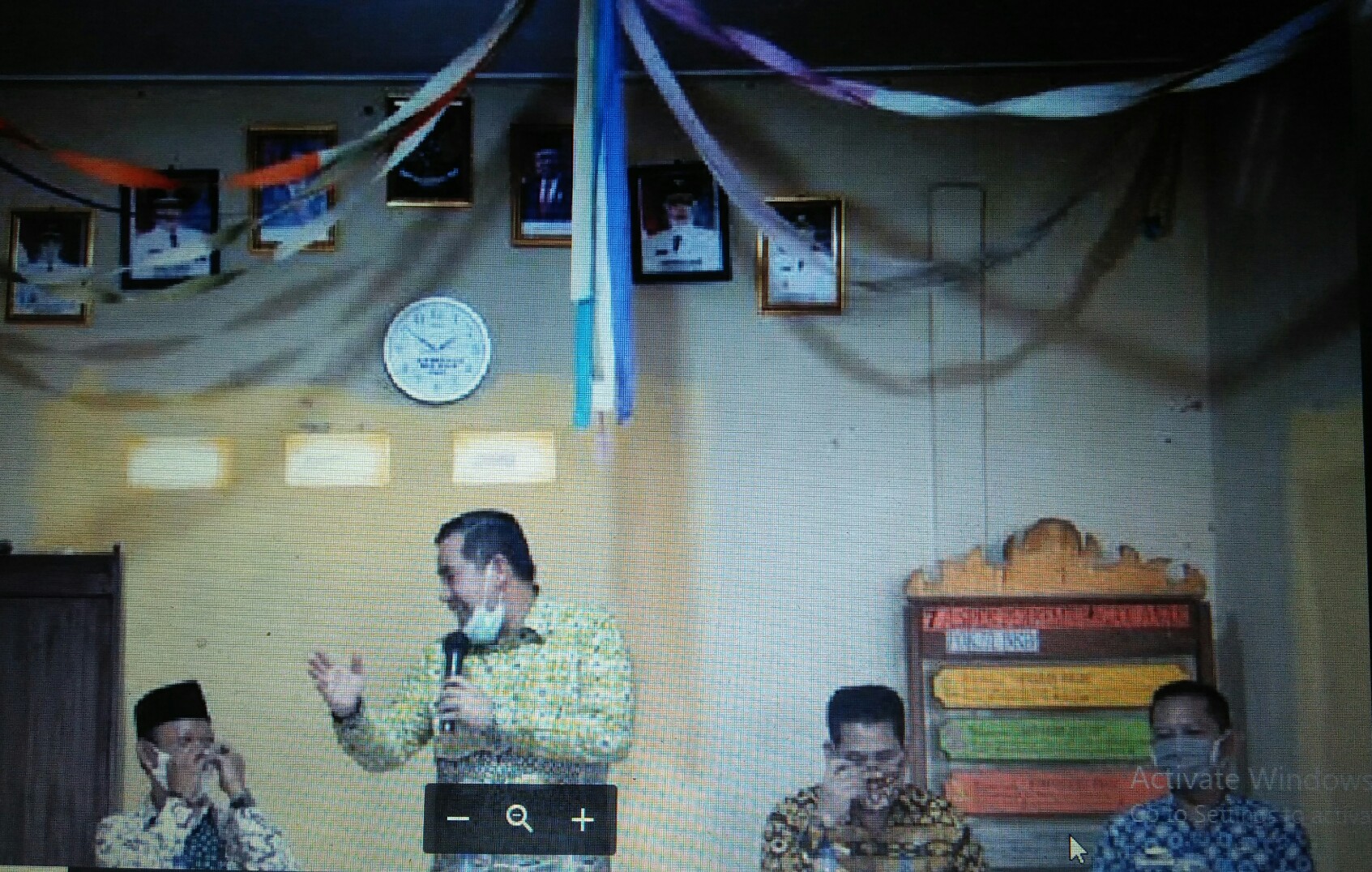 Bupati Pesawaran Serahkan Bantuan Sembako ke Masyarakat