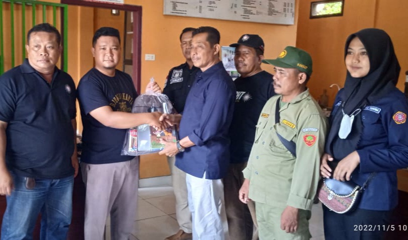 Kades Jatimulyo Lamsel Bersama Karang Taruna dan PSHT Beri Bantuan Korban Banjir