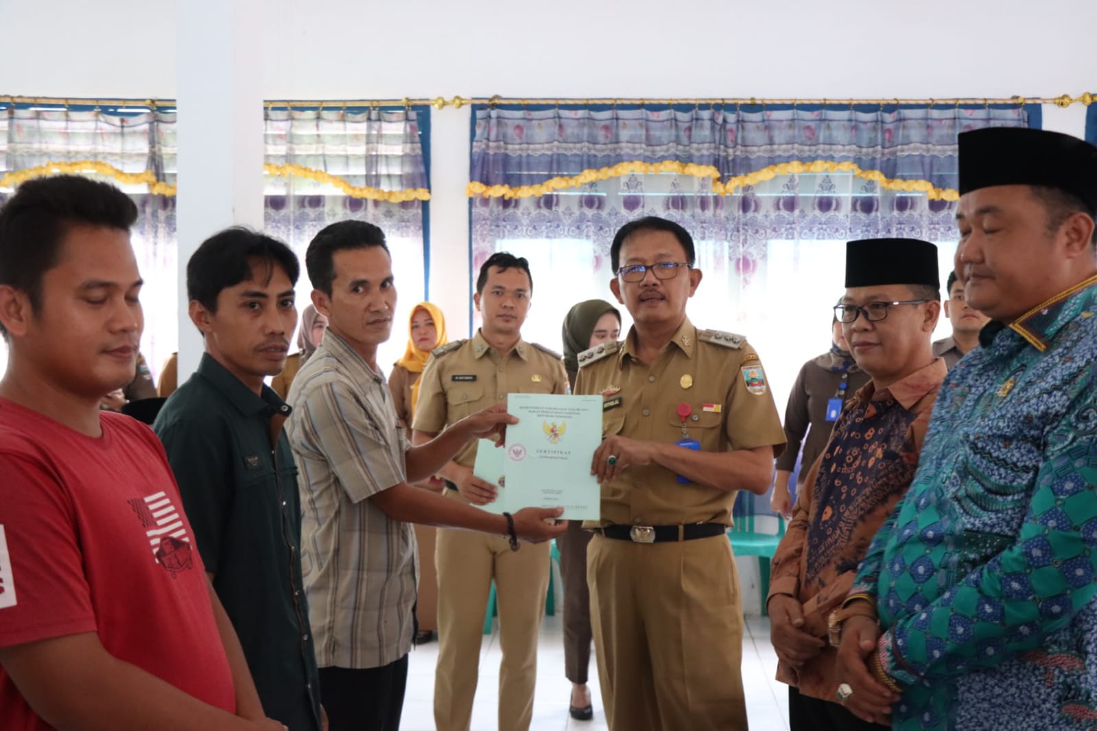 Bupati Pesibar Serahkan Sertipikat Program PTSL di Kecamatan Karya Penggawa