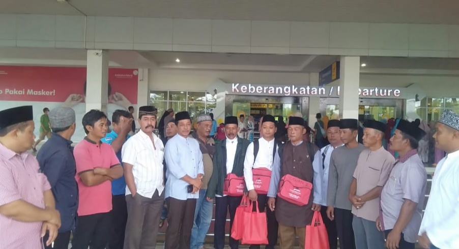 Kades Jatimulyo Berangkatkan Tiga Aparat Desa Untuk Umroh