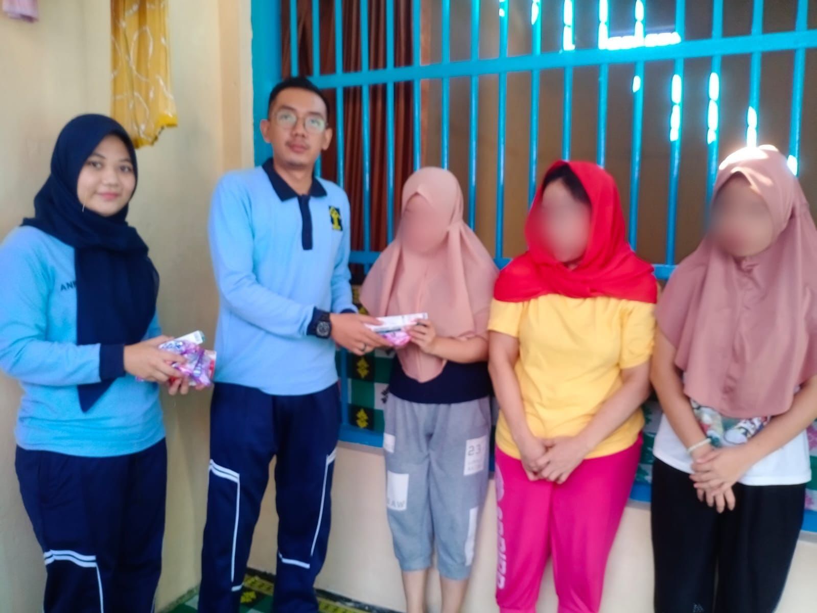 Tim Perawatan Kesehatan Lapas Kotaagung Bagikan Perlengkapan Mandi Kepada Warga Binaan