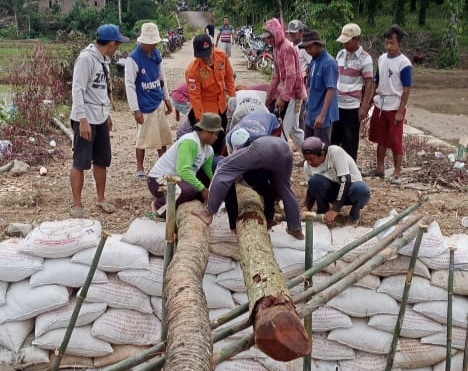 Jembatan Antar Kabupaten Amblas, Tim PB Pringsewu bersama Warga Buat Jembatan Darurat