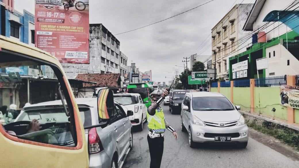 Kemacetan di Jalinbar Pringsewu, Satlantas Polres Pringsewu Lakukan Pengaturan Arus