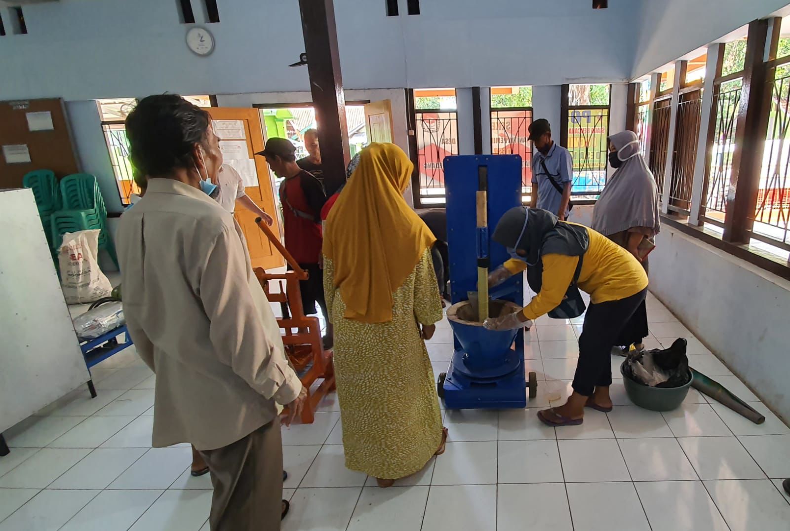 Tingkatkan Produktivitas, PLN Bantu Mesin Produksi UMKM Opak Ketan di Sumedang