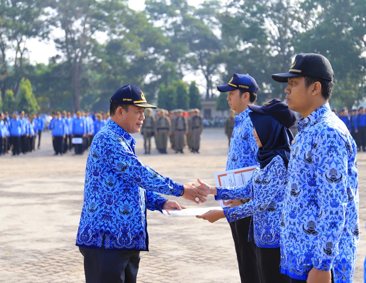 Bupati Tulangbawang Serahkan SK PNS Formasi PTT.